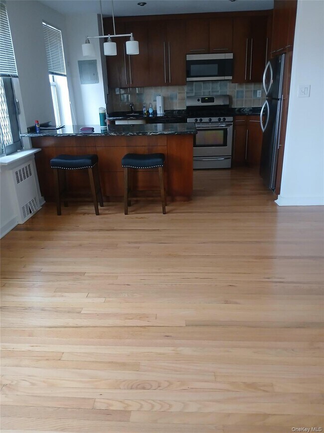 Foto del edificio - 105-33-105-66 66th Ave