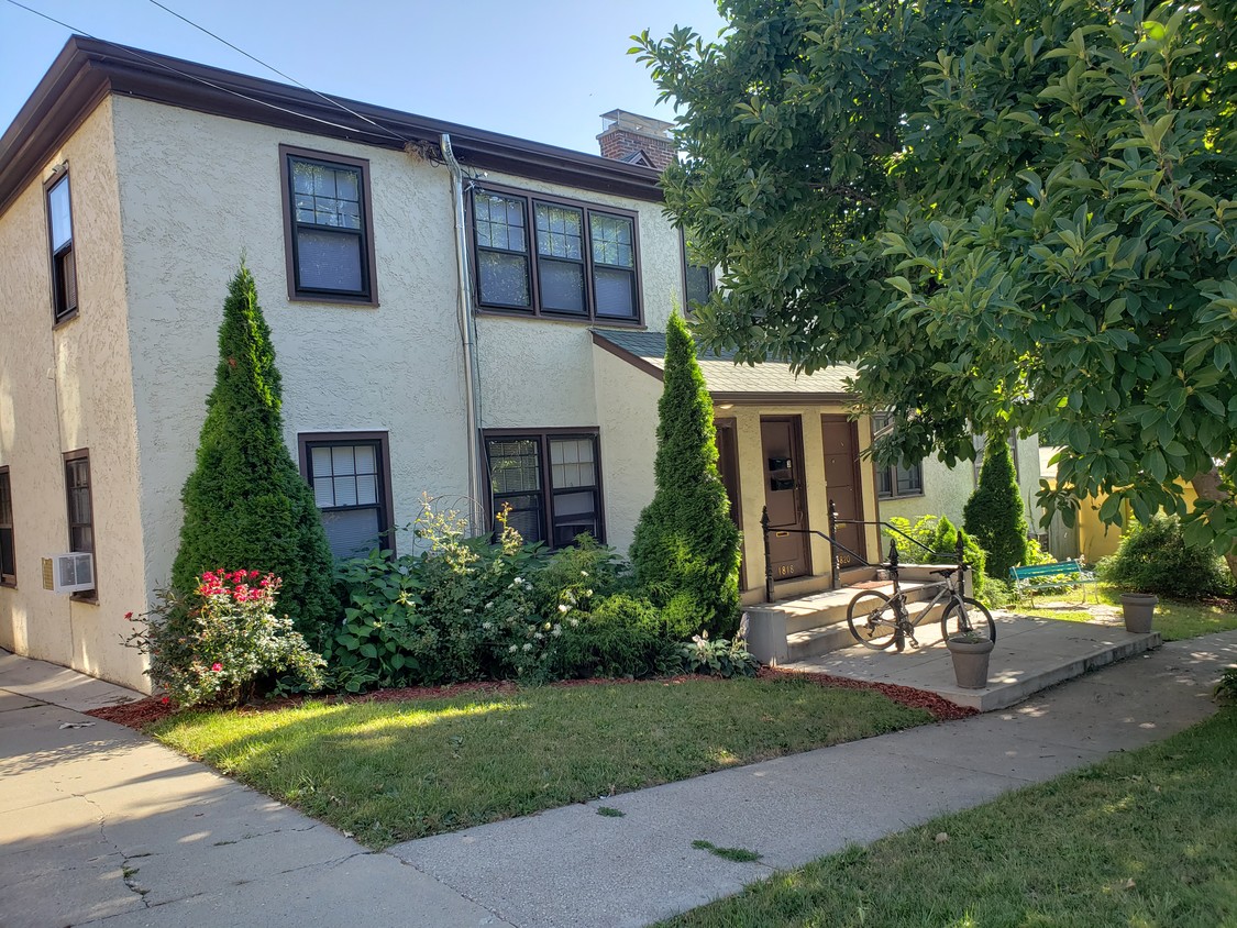 Beautifully landscaped front yard - 1818 Pleasant St