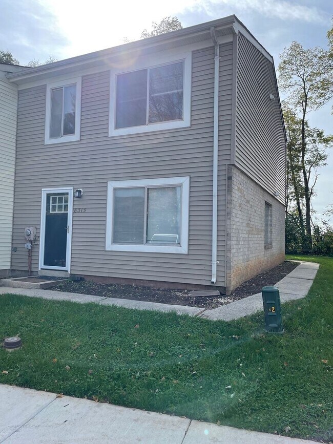 Building Photo - Completely Renovated *End Unit* townhouse ...