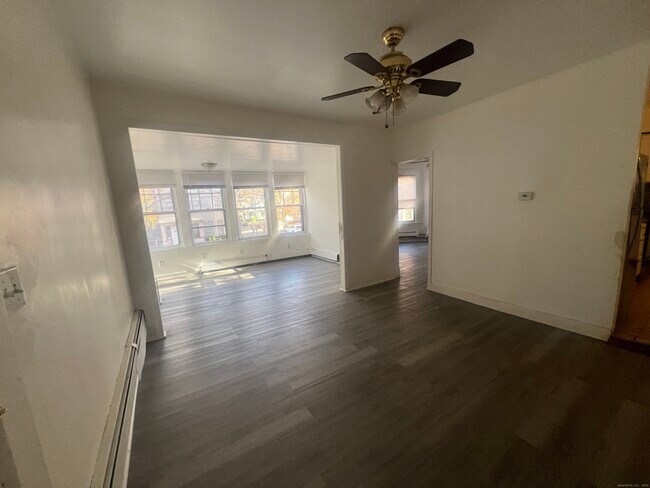 Foto del edificio - 381 Shelton Ave