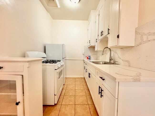 Foto del edificio - 608 S Dunsmuir Ave