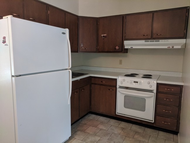 Kitchen - 16 Robson Ave