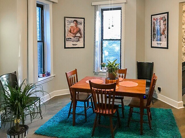 Foto del edificio - 3521 N Wilton Ave
