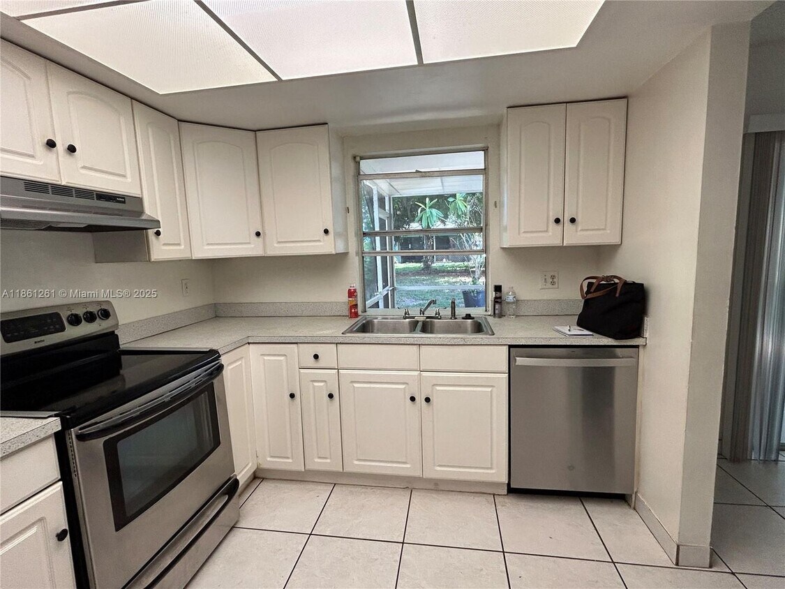 Foto principal - 7262 SW 1st St