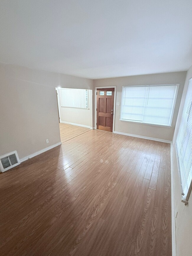 Building Photo - 9849 Green Valley Dr