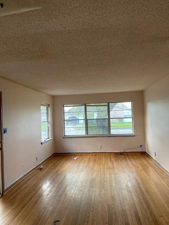 Building Photo - 1523 Mustang Avenue