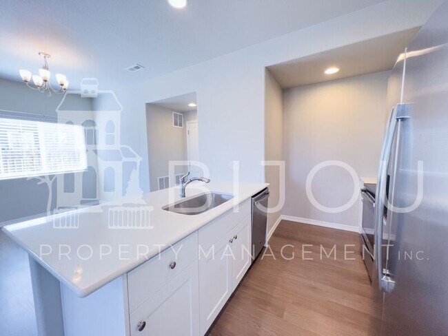 Building Photo - 6238 Lenexa Grv