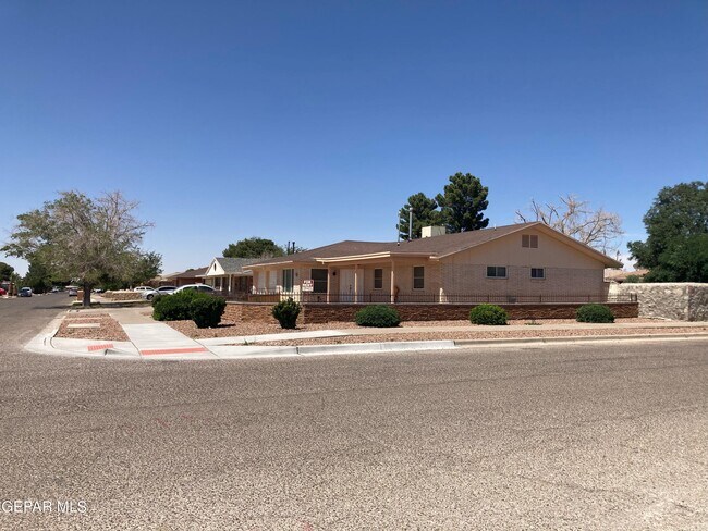 Building Photo - 1600 Vista Real Dr