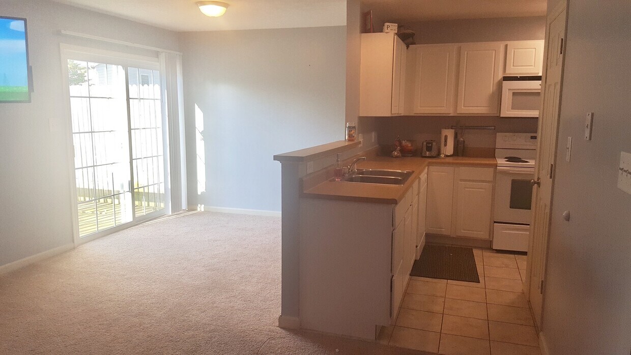 Primary Photo - 5 Bed 3.5 Bath Townhome Now Available!