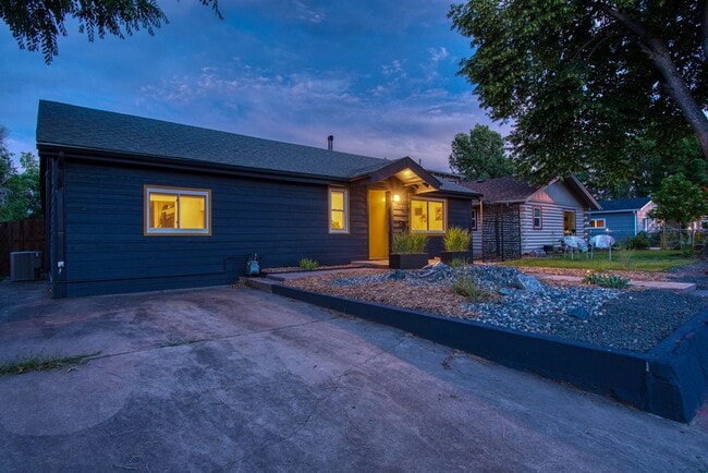 Building Photo - Old Town Gem Available 7/25!