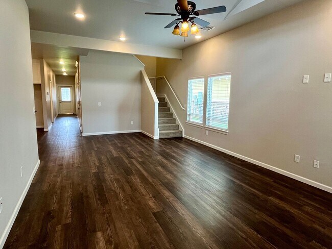 Foto del edificio - Large 3 Bed, 2 Bath in Beautifully Well-Ma...