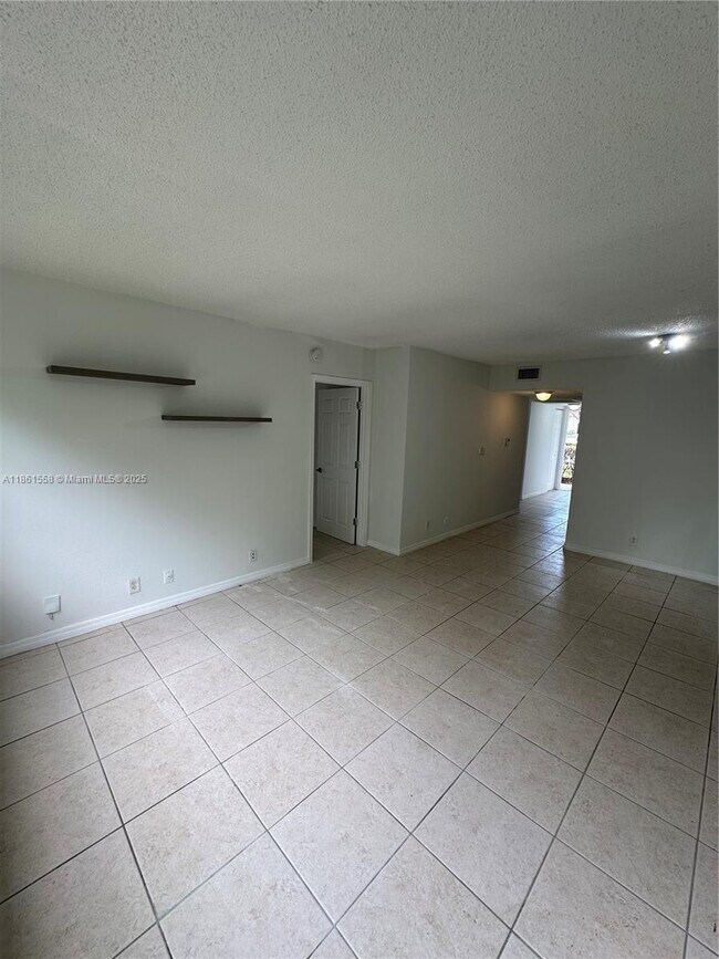 Foto del edificio - 11213 Royal Palm Blvd