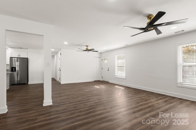 Building Photo - 815 Sharon Dr