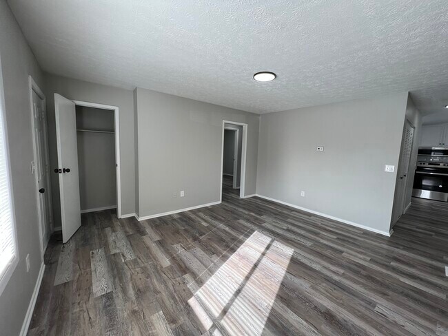 Building Photo - 5092 Drivemere Rd