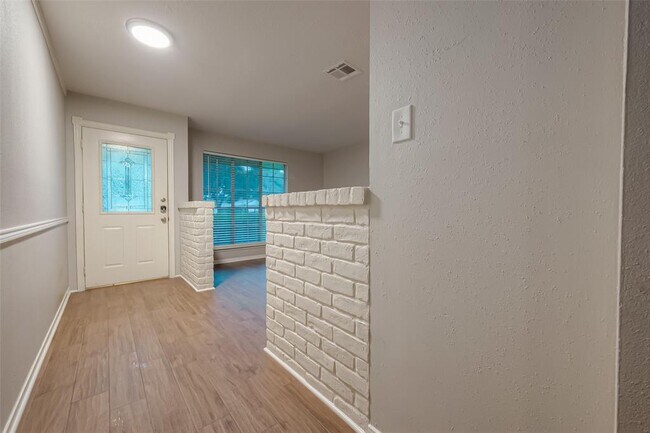 Building Photo - 1406 Pinecroft Dr