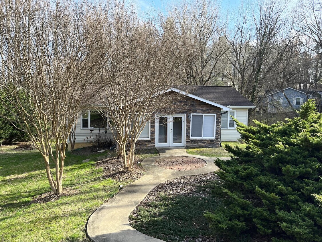 Primary Photo - 2350 Rolfe Street - Great duplex on quiet ...