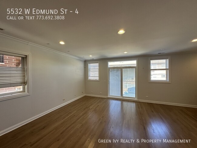 Foto del edificio - Quiet, Cozy Townhome in Jefferson Park,  2...