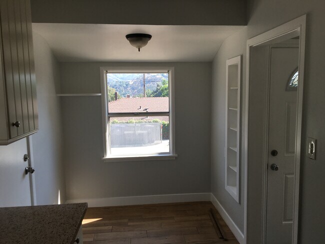 Foto del edificio - 10115 Haines Canyon Ave