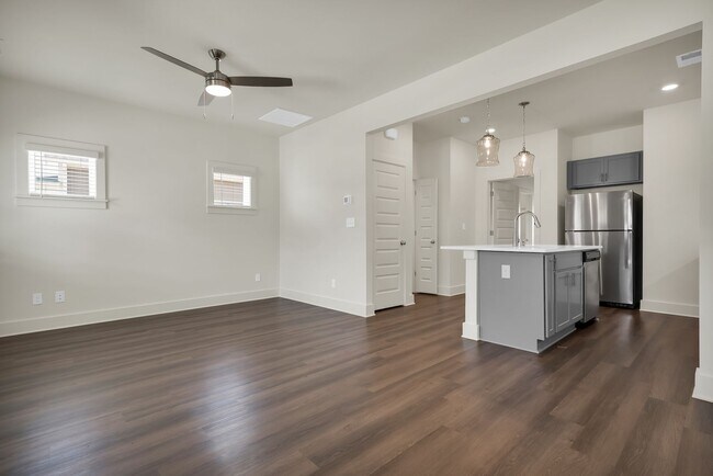 Foto del edificio - One Bedroom Cottage with Fenced Backyard!