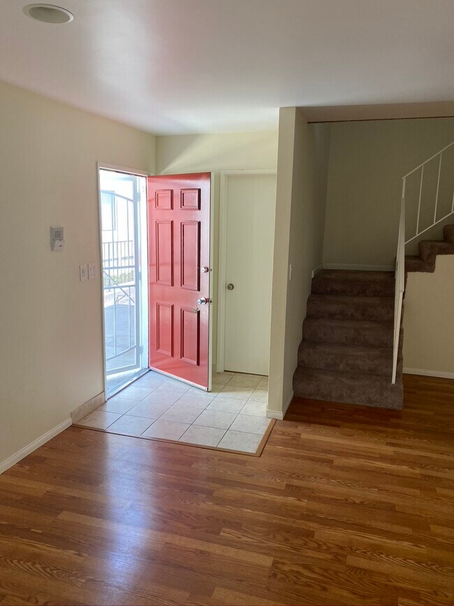 Building Photo - 1146 Irving Ave