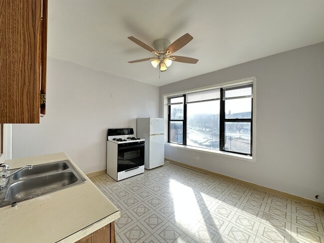 Building Photo - 4393 N Elston Ave