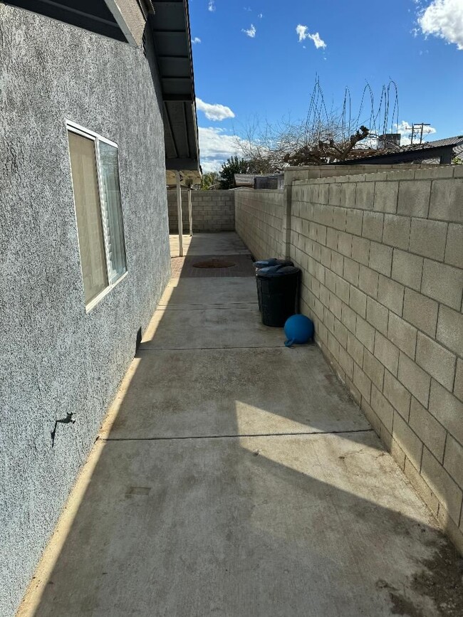 Building Photo - NEWLY RENOVATED ARVIN HOME HAVEN