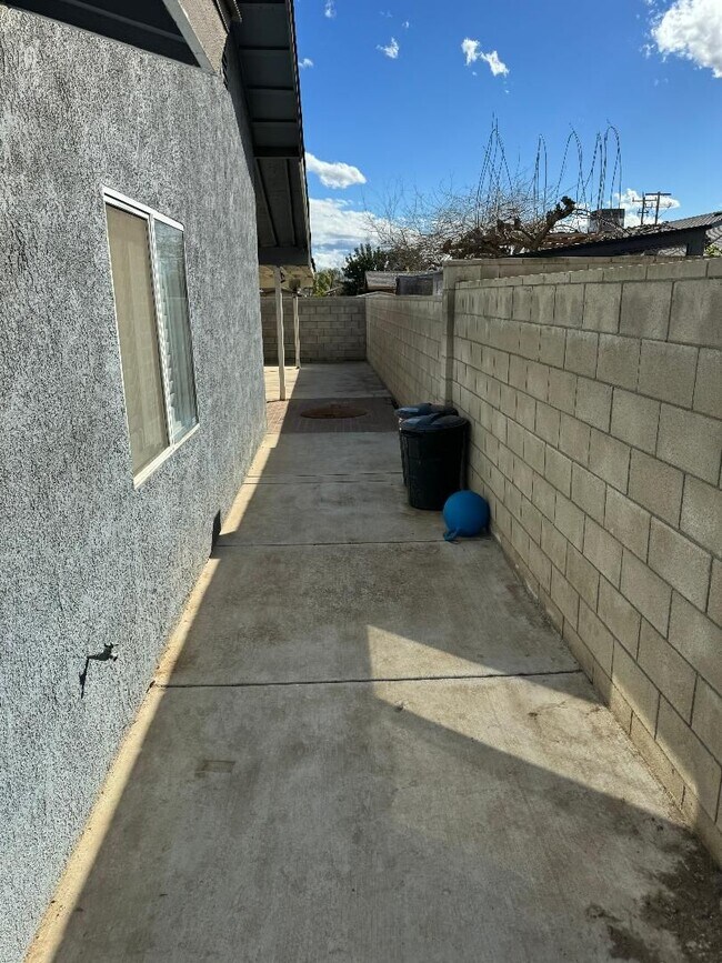 Foto del edificio - NEWLY RENOVATED ARVIN HOME HAVEN