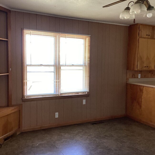 Foto del edificio - CUTE 4 BEDROOM / 1.5 BATHROOM HOUSE IN LAMAR MO!! WITH CAR GARAGE!