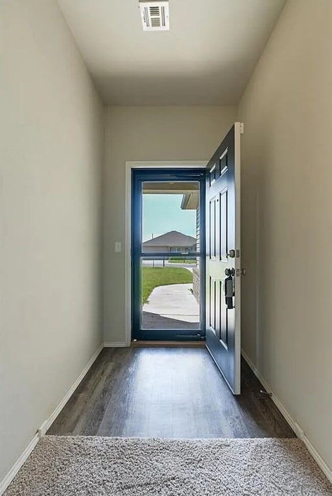 Building Photo - 3 Bed, 2 Bath home nestled in the highly s...