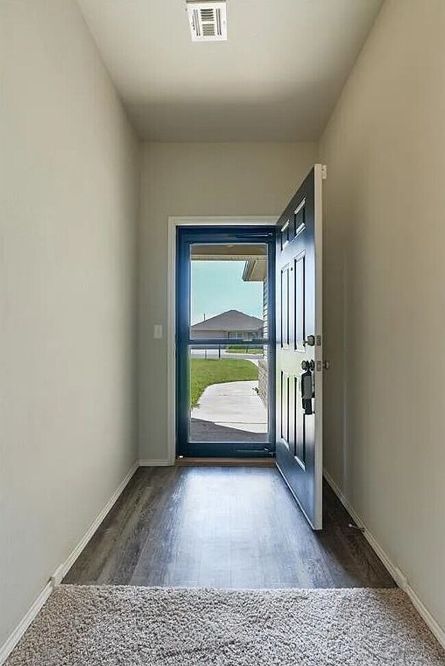 Foto del edificio - 3 Bed, 2 Bath home nestled in the highly s...