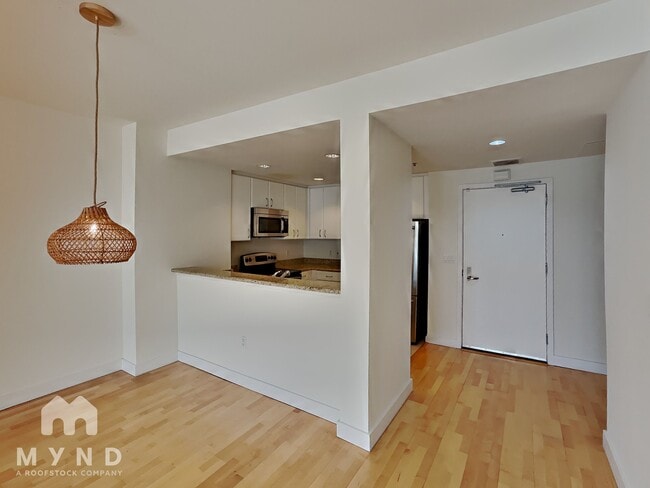 Building Photo - 260 King St