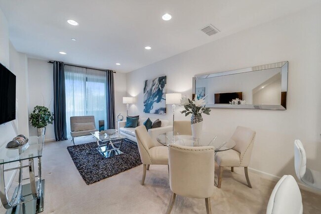 Building Photo - Appealing 3-bedroom, 3 -bathroom home loca...