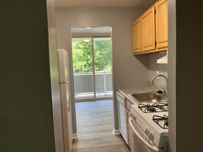 Foto del edificio - 2-bedroom corner luxury apartment offers a blend of coziness, functionality, storage and style.