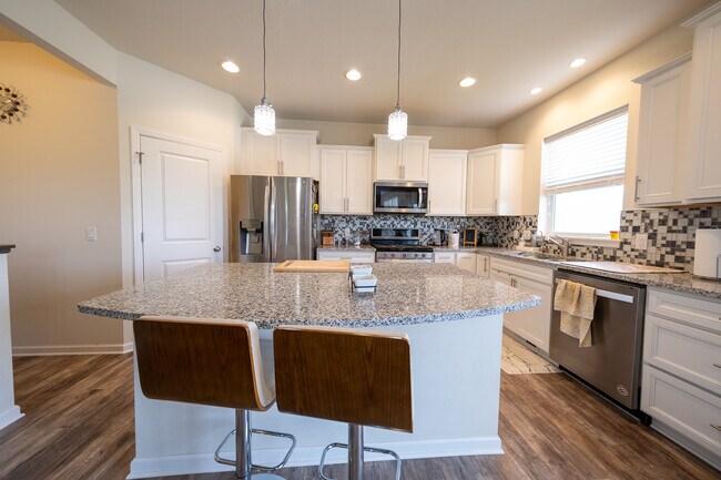 Foto del edificio - 5595 Queensland Ln N