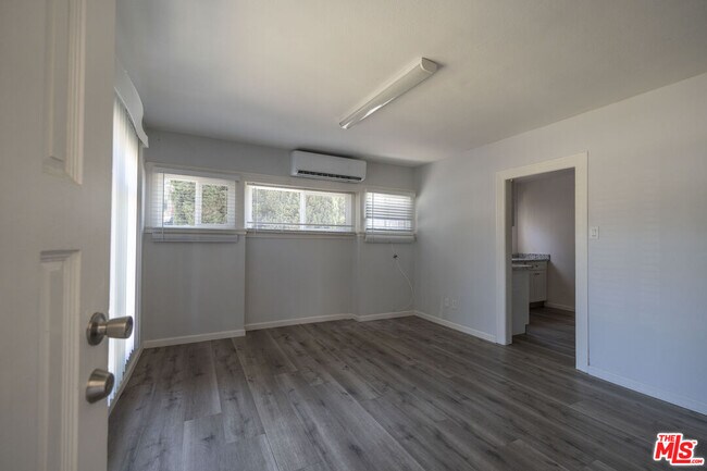 Building Photo - 1077 S Norton Ave