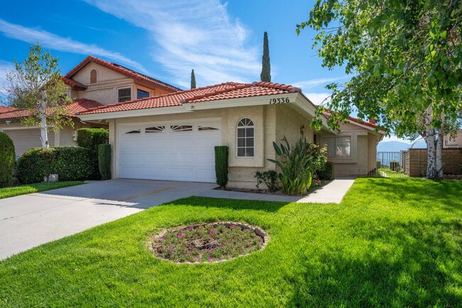 Building Photo - Sparkling Clean 3 Bedroom, 2 Bath Home with a View!