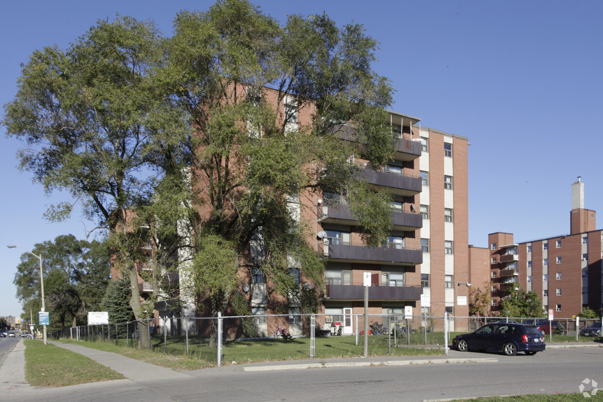 Primary Photo - 1470 Bloor St E