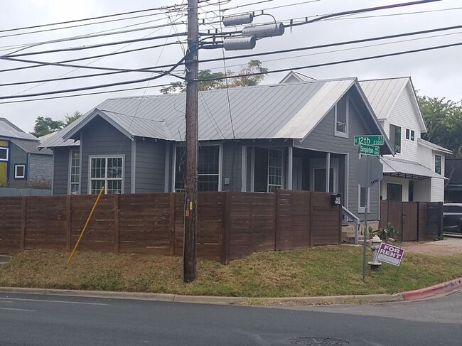 Foto del edificio - 2410 E 12th St