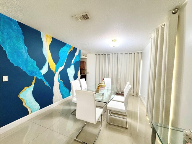 Building Photo - 704 NW 3rd Ave