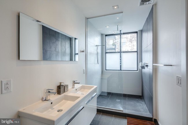 Foto del edificio - 240 N 2nd St