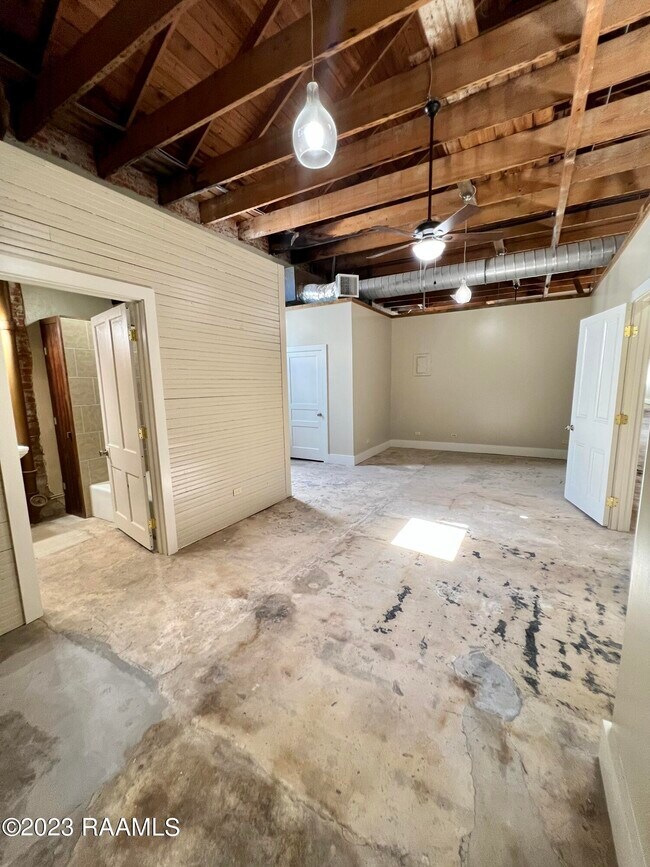 Building Photo - 122 Julia St