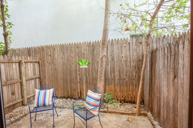 Foto del edificio - Dallas Townhome with Reserved Parking