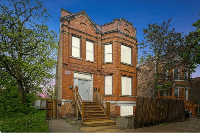 Building Photo - 1309 S Komensky Ave
