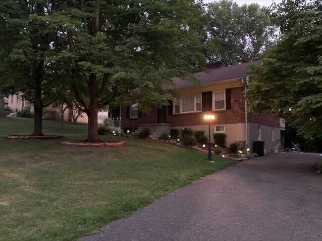 Foto del edificio - 701 Fleetwood Dr
