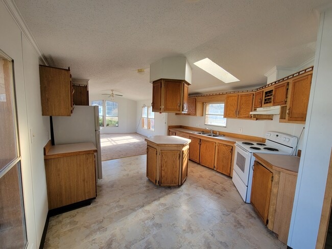 Building Photo - 8 Emerald Ridge Rd