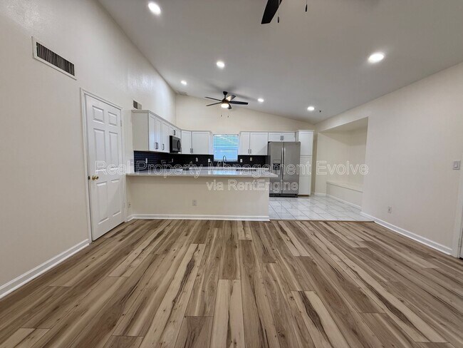 Foto del edificio - 6502 E Grandview Dr
