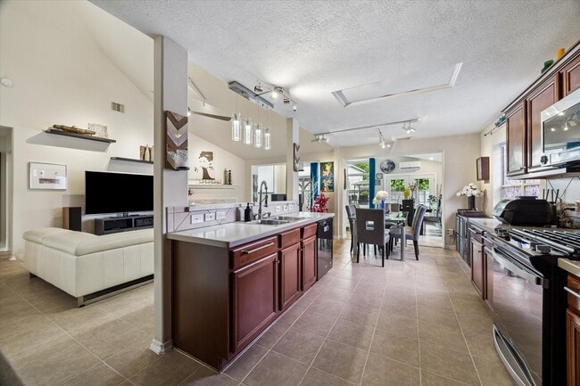 Building Photo - 2802 White Sands Dr