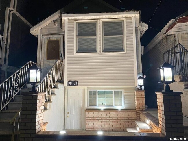 Foto del edificio - 99-61 163rd Rd