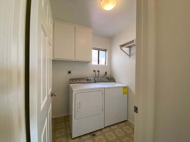 Foto del edificio - Cardiff Home in Desirable Sandy Point With...
