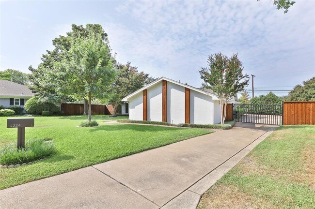 Foto del edificio - 4224 Royal Ridge Dr